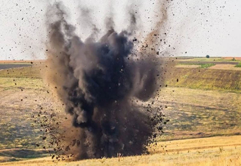 Ağdamda traktor sürücüsü minaya düşdü