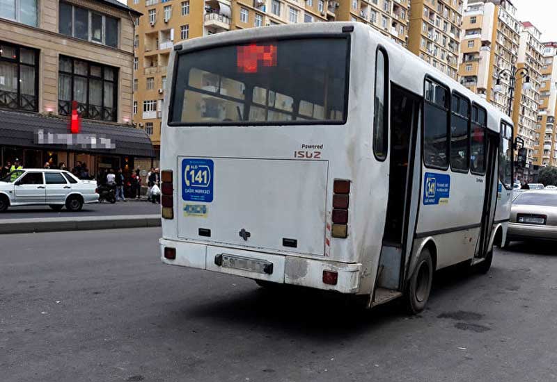 Bakıda avtobus qəzaya uğradı: Xəsarət alanlar var