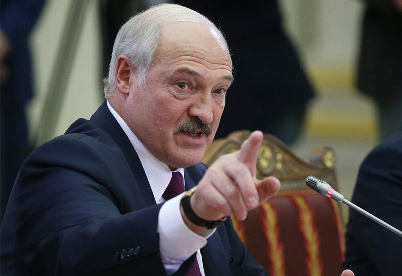 Biz heç kimin əlinə baxmırıq - Lukaşenko