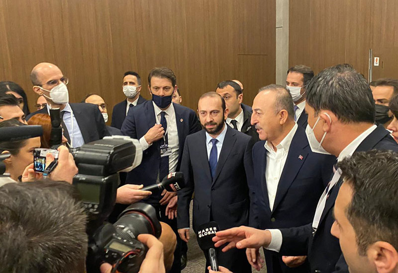 Çavuşoğlu erməni həmkarı ilə görüşüb