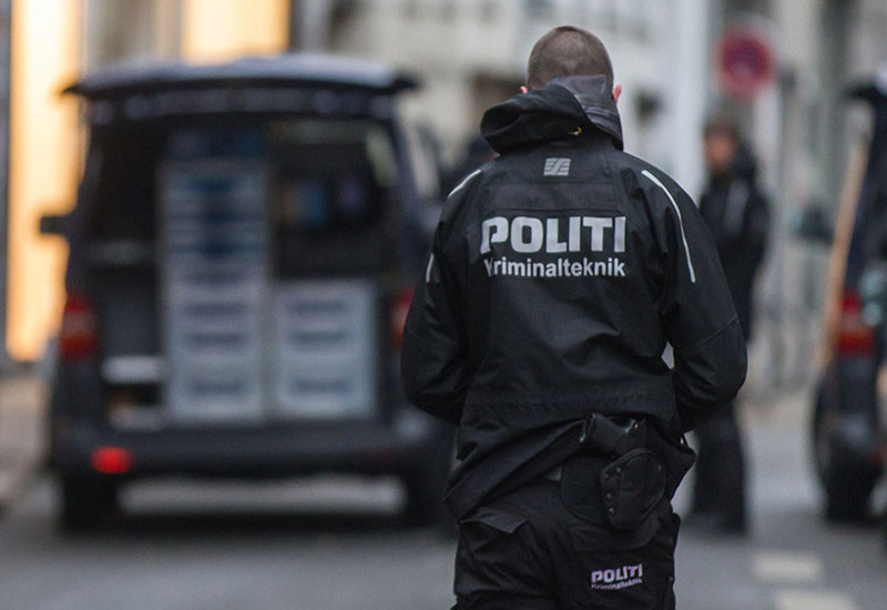 Danimarka polisi Quranı yanmaqdan qorumağa çalışan qadını döyüb