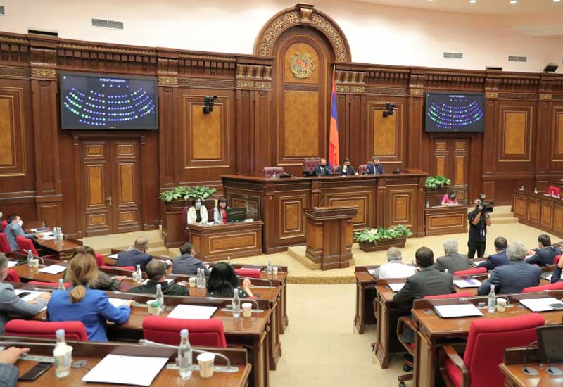 Ermənistan deputatları hakimiyyətdən dəqiq cavab gözləyir