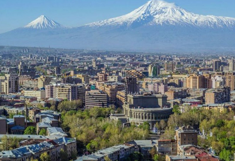 Ermənistanda etirazçılar Soros Fondunun ofisini talan ediblər - VİDEO