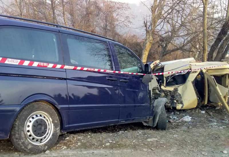 Gədəbəydə mikroavtobus minik avtomobili toqquşdu: Ölən və yaralananlar var