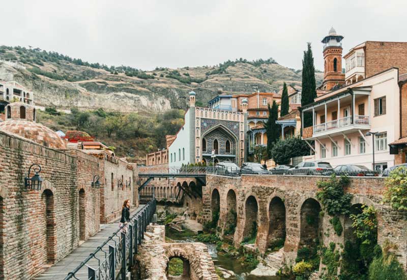 Gürcüstan xarici biznesmenlər üçün karantini ödənişli edəcək