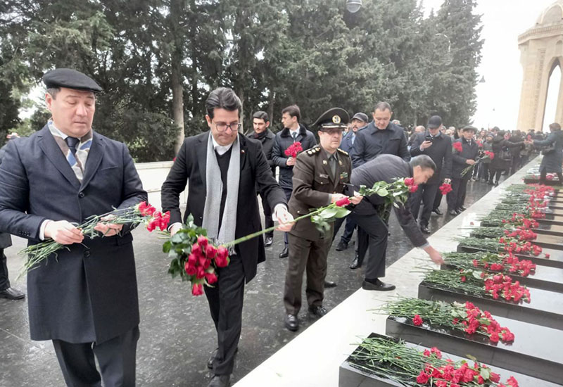 İranın Azərbaycandakı səfiri Şəhidlər Xiyabanını ziyarət edib