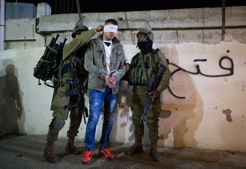 İsrail fələstinlilərin evlərinə basqın etdi: Biri uşaq olmaqla 14 nəfər saxlanıldı