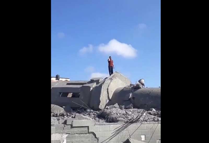 İsrailin bombaladığı məscidin dağıntıları üstündə azan - VİDEO