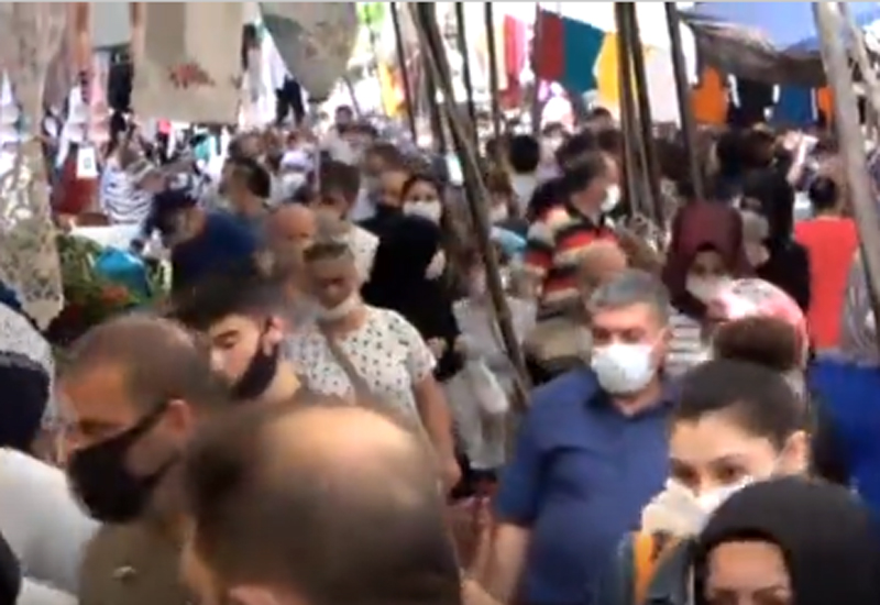 İstanbulda bir bazarda insan əlindən tərpənmək mümkün olmadı - VİDEO