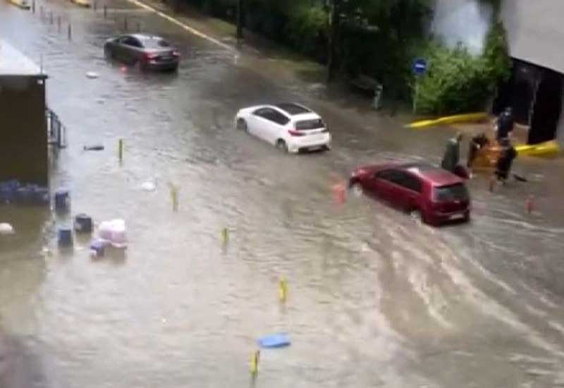 İstanbulda leysan yağışdan sonra avtomobillərin hərəkətində problem yaranıb - VİDEO