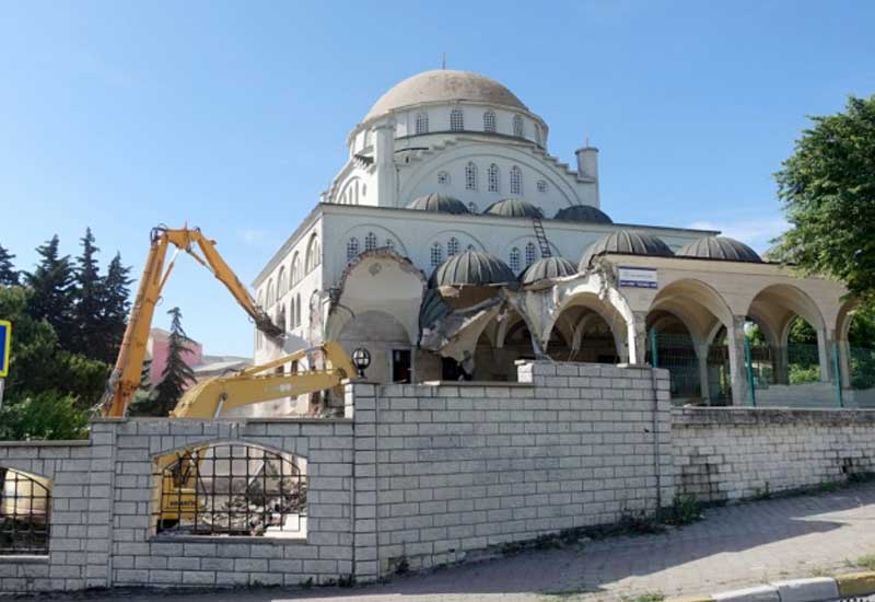 İstanbulda zəlzələdə minarəsi uçan məscidi sökürlər - VİDEO