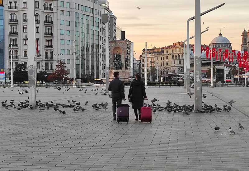 İstanbulun mərkəzi küçələrində ancaq turistlərin gəzməsinə icazə verildi - VİDEO