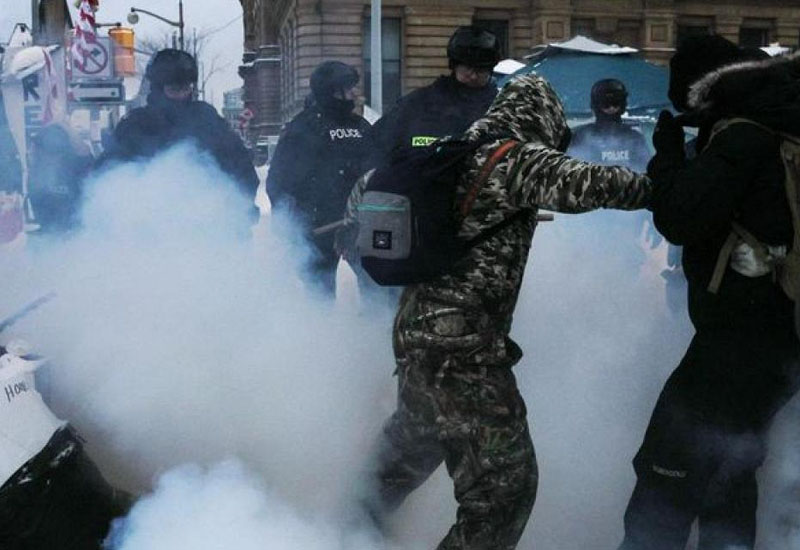 Kanada polisi nümayişçilərə qarşı kimyəvi maddələrdən istifadə edib