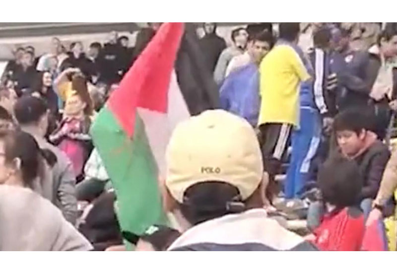 Kolumbiya-İsrail matçında Fələstin bayrağı qaldırılıb