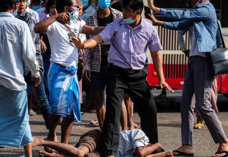 Myanmada hərbi çevriliş tərəfdarları etirazçılara hücum edib