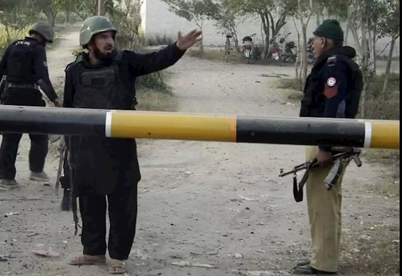 Pakistanda polis maşınına silahlı hücum edilib