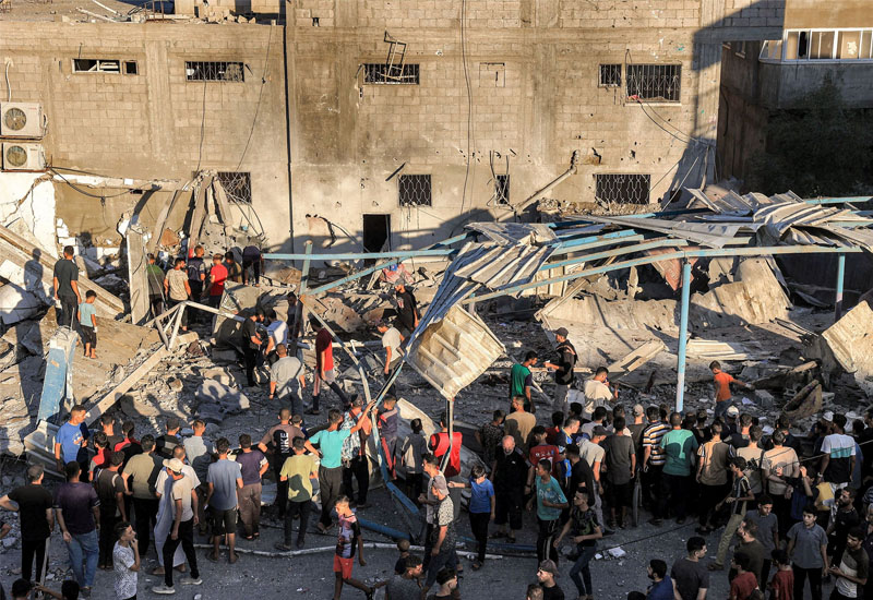 Qatil İsrail rejimi daha bir məktəbi bombaladı: Onlarla ölü var