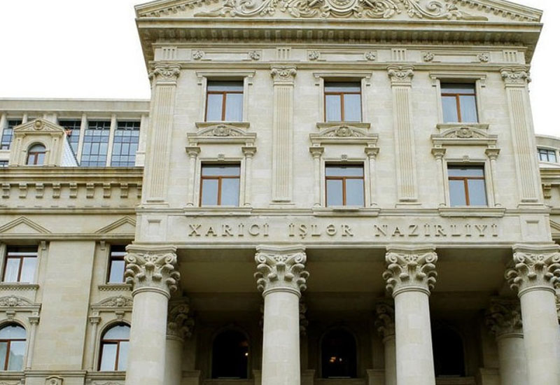 Rəsmi Bakı: Ermənistan və Fransa Azərbaycan bayrağını yandırmış şəxsləri məsuliyyətə cəlb etməlidir