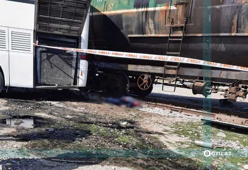 Sumqayıtda qatar və avtobus toqquşdu: Bir nəfər ölüb