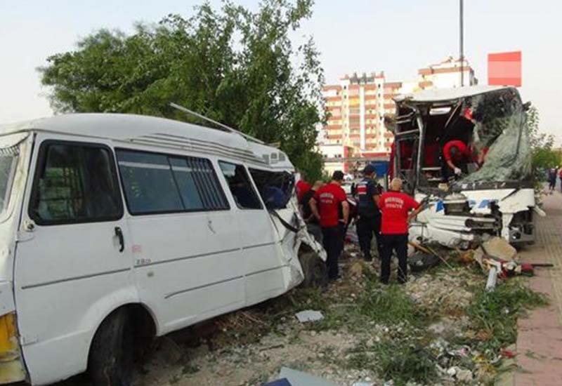 Türkiyədə avtobus dərəyə yuvarlandı: 33 nəfər yaralandı