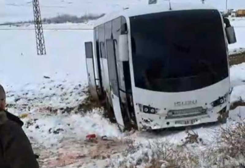 Türkiyədə Gömrük İdarəsinin zirehli avtobusuna raket hücumu: Ölən var