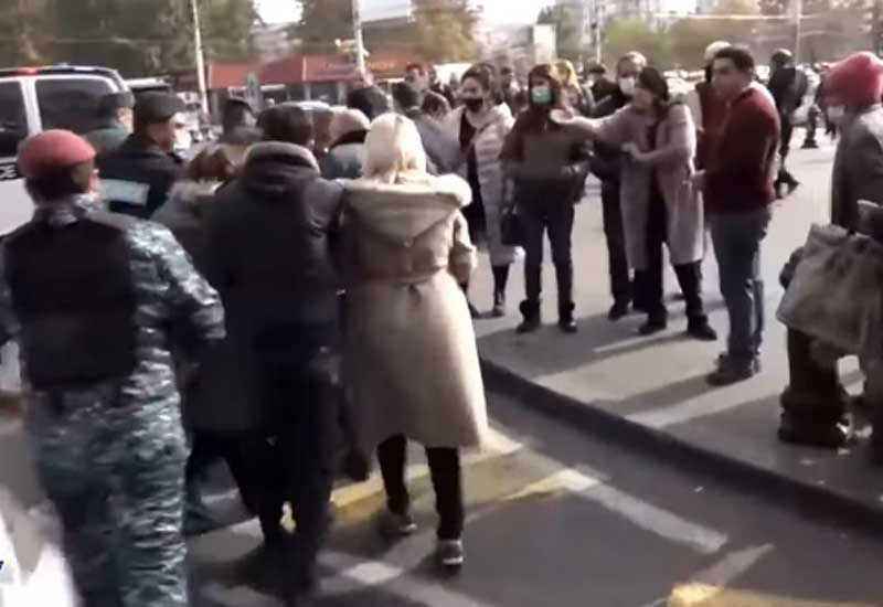 Yerevanda etirazçılar yolları bağlayır