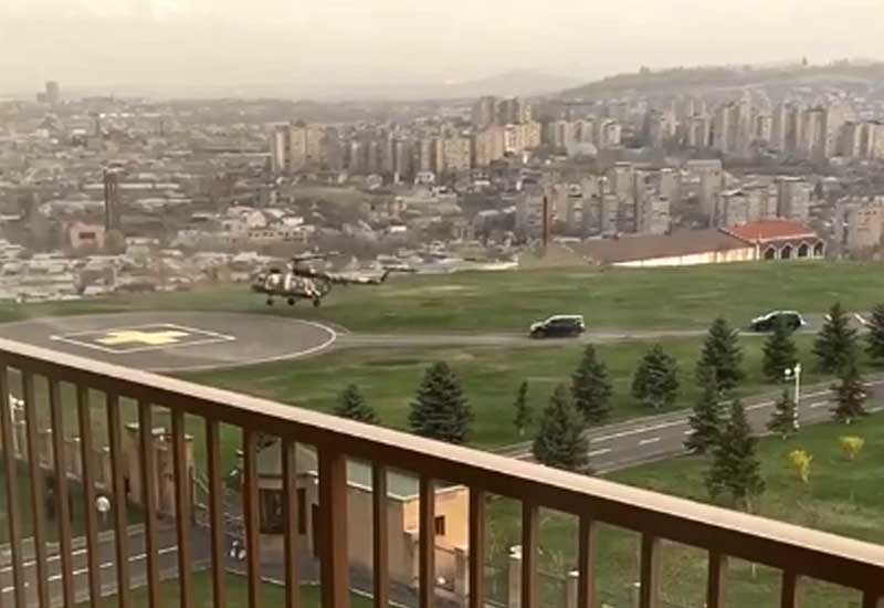 Yerevanda əsgər yaxınları yolları bağlayıb, baş qərargah rəisi helikopterlə qaçıb