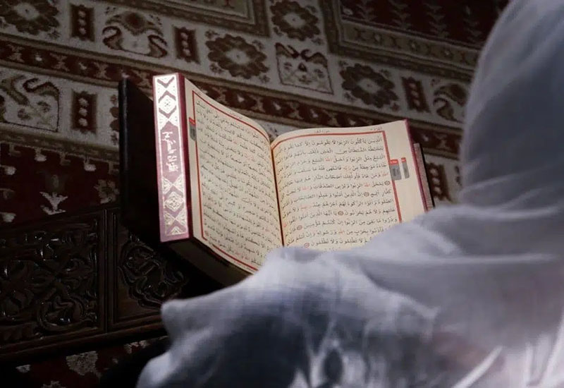 Yəmənli yaşlı savadsız bir xanım Quranı bütünlüklə əzbərləyib